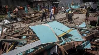 Petugas PPSU membersihkan sisa puing reruntuhan bangunan sekolah di Jalan H Samali, Gang Ayub, Pejaten Barat, Pasar Minggu, Jakarta, Rabu (22/2)