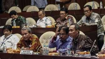 Menteri Agraria dan Tata Ruang/Kepala Badan Pertanahan Nasional (BPN) Sofyan Djalil saat melakukan rapat kerja dengan Komisi VI DPR RI di Kompleks DPR/MPR Senayan, Jakarta, Rabu (22/2/2017). [Suara.com/Kurniawan Mas'ud]