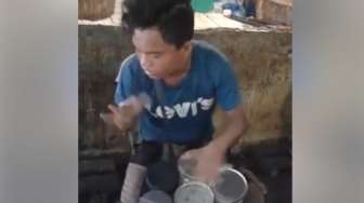 Anda Pasti Terkesima dengan Aksi Pengamen yang Bikin Heboh Ini