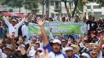 Massa buruh honorer K2 melakukan aksi unjuk rasa di depan Kantor Kementerian Pendayagunaan Aparatur Negara dan Reformasi Birokrasi Republik Indonesia, di Jakarta, Kamis (23/2).