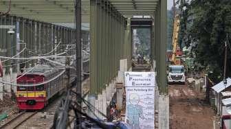 Pembangunan proyek jalur kereta api Bandara Soekarno-Hatta di Stasiun Sudirman Baru, Jakarta, Jumat (24/2).