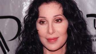 Cher Dikabarkan Sekarat Akibat Virus Misterius