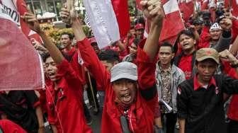 Gerakan Mahasiswa Nasional Indonesia (GMNI) melakukan aksi unjuk rasa di depan kantor PT. Freeport Indonesia, di Jakarta, Jumat (24/2).