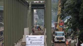 Pembangunan proyek jalur kereta api Bandara Soekarno-Hatta di Stasiun Sudirman Baru, Jakarta, Jumat (24/2).