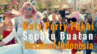 Wah, Katy Perry Suka Sepatu Karya Desainer Indonesia!