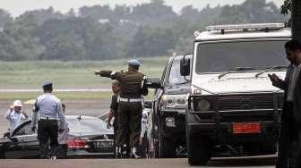 Pasukan Pengamanan Presiden (Paspampres) menggelar simulasi pengamanan menyambut kedatangan raja Arab Saudi Salman Bin Abdulaziz Al Saud di Bandara Halim Perdanakusuma, Jakarta, Sabtu (25/2).