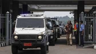 Pasukan Pengamanan Presiden (Paspampres) menggelar simulasi pengamanan menyambut kedatangan raja Arab Saudi Salman Bin Abdulaziz Al Saud di Bandara Halim Perdanakusuma, Jakarta, Sabtu (25/2).