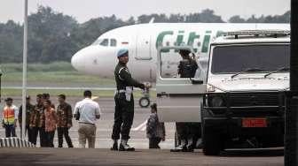 Pasukan Pengamanan Presiden (Paspampres) menggelar simulasi pengamanan menyambut kedatangan raja Arab Saudi Salman Bin Abdulaziz Al Saud di Bandara Halim Perdanakusuma, Jakarta, Sabtu (25/2).