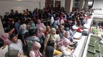 Ribuan warga mengantre pendistribusian dan pengambilan Kartu Jakarta Pintar (KJP) di kantor Walikota Jakarta Selatan, Sabtu (25/2).