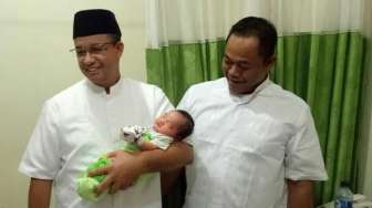 Anies Mencium Kening dan Gendong Bayi Ini