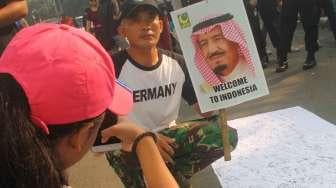 Gabungan Pemuda Islam Indonesia mengumpulkan tanda tangan dukungan untuk kedatangan Raja Salman di kawasan Bunderan Hotel Indonesia, Jakarta, Minggu (26/2/2017). [Suara.com/Oke Atmaja]