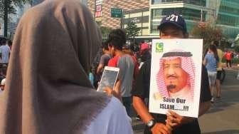 Gabungan Pemuda Islam Indonesia mengumpulkan tanda tangan dukungan untuk kedatangan Raja Salman di kawasan Bunderan Hotel Indonesia, Jakarta, Minggu (26/2/2017). [Suara.com/Oke Atmaja]