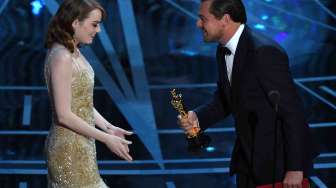 Aktris Emma Stone menyabet trofi aktris terbaik di ajang Academy Awards ke-89 yang digelar di Dolby Theatre, Hollywood, California, Minggu (26/2).