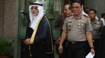 Duta Besar Arab Saudi Osama bin Mohammed Abdullah Al Shuaibi dan Wakapolri Komjen Syafruddin usai melakukan pertemuan di Mabes Polri, Jakarta, Senin (27/2).