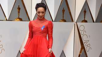 Sejumlah Artis di Oscar 2017 Kenakan Pita Biru, Ada Apa?