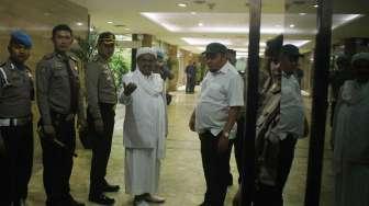 Rizieq Shihab tiba di Kementerian Pertanian di Jakarta, Selasa (28/2).