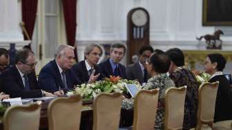 Presiden Joko Widodo menerima kunjungan Menteri Luar Negeri Perancis Jean-Marc Ayrault di Istana Merdeka, Jakarta, Selasa (28/2).