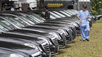 Deretan mobil yang akan dipakai untuk menjamu rombongan Raja Salman di Parkir Timur Senayan, Jakarta, Selasa (28/2).