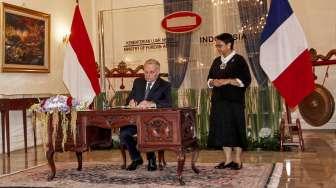 Menteri Luar Negeri Retno Marsudi menerima kedatangan Menteri Luar Negeri Dan Pembangunan Internasional Prancis, Jean Marc Ayrault di Jakarta, Selasa (28/2).