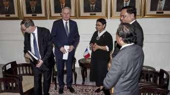 Menteri Luar Negeri Retno Marsudi menerima kedatangan Menteri Luar Negeri Dan Pembangunan Internasional Prancis, Jean Marc Ayrault di Jakarta, Selasa (28/2).