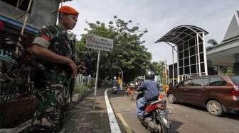 TNI bersama dengan Pasukan Pengamanan Presiden (Paspampres) melakukan penjagaan di area bandara Halim Perdanakusuma, Jakarta, Rabu (1/3).