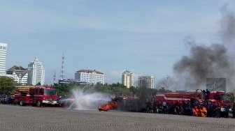 HUT Damkar ke 98 Tampilkan Demo Pemadam Kebakaran