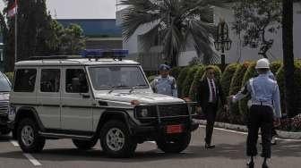 TNI bersama dengan Pasukan Pengamanan Presiden (Paspampres) melakukan penjagaan di area bandara Halim Perdanakusuma, Jakarta, Rabu (1/3).