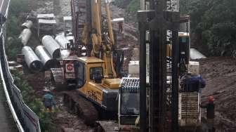 Pembangunan proyek jalur transportasi kereta api ringan atau Light Rail Transit (LRT) di samping jalan Tol Jagorawi, Cibubur, Jakarta Timur, Kamis (2/3).