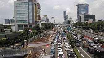 Kondisi kemacetan lalu lintas di Jalan MT Haryono-Pancoran, Jakarta, Jumat (3/3).