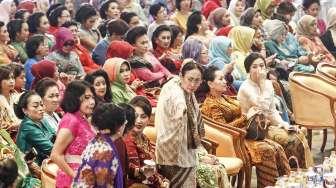 Ratusan perempuan dari Komunitas Perempuan Berkebaya menggelar kegiatan 