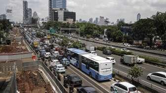 Kondisi kemacetan lalu lintas di Jalan MT Haryono-Pancoran, Jakarta, Jumat (3/3).