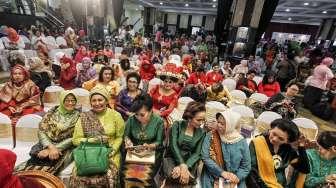 Ratusan perempuan dari Komunitas Perempuan Berkebaya menggelar kegiatan 