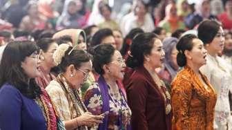 Ratusan perempuan dari Komunitas Perempuan Berkebaya menggelar kegiatan 