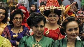 Ratusan perempuan dari Komunitas Perempuan Berkebaya menggelar kegiatan 