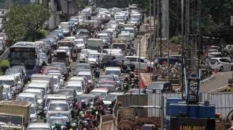 Kondisi kemacetan lalu lintas di Jalan MT Haryono-Pancoran, Jakarta, Jumat (3/3).