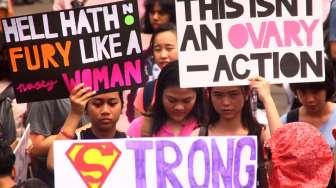 Sejumlah aktivis aliansi dari sejumlah organisasi menggelar aksi Women's March Jakarta 2017 di depan Istana Negara, Jakarta, Sabtu (4/3/2017). [Suara.com/Oke Atmaja]