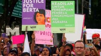 Sejumlah aktivis aliansi dari sejumlah organisasi menggelar aksi Women's March Jakarta 2017 di depan Istana Negara, Jakarta, Sabtu (4/3/2017). [Suara.com/Oke Atmaja]