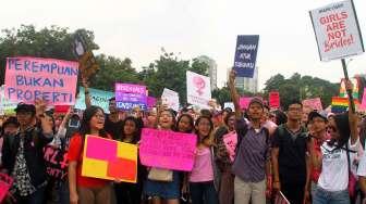 Sejumlah aktivis aliansi dari sejumlah organisasi menggelar aksi Women's March Jakarta 2017 di depan Istana Negara, Jakarta, Sabtu (4/3/2017). [Suara.com/Oke Atmaja]