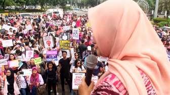 Sejumlah aktivis aliansi dari sejumlah organisasi menggelar aksi Women's March Jakarta 2017 di depan Istana Negara, Jakarta, Sabtu (4/3/2017). [Suara.com/Oke Atmaja]