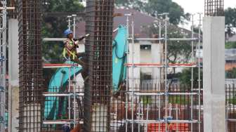 Pekerja menyelesaikan pembangunan Velodrome Rawamangun di Jakarta, Senin (6/3).