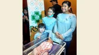 Empat putri Ussy Sulistyawati dan Andika Pratama di RS Pondok Indah, Senin (6/3/2017). [Suara.com/Puput Pandansari]