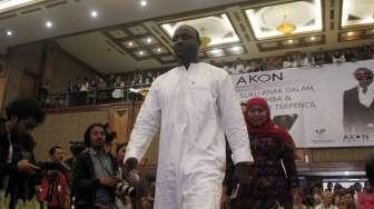 Rapper asal Senegal, Aliaune Damala Akon Thiam alias Akon, menyambangi Kementerian Sosial di Jakarta, Rabu (8/3). 