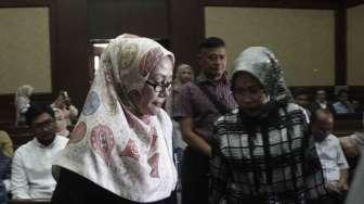 Mantan Gubernur Banten Ratu Atut Chosiyah menjalani sidang perdana dengan agenda pembacaan dakwaan dari jaksa penuntut umum di Pengadilan Tindak Pidana Korupsi, Jakarta, Rabu (8/3).