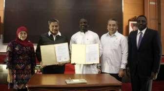 Rapper asal Senegal, Aliaune Damala Akon Thiam alias Akon, menyambangi Kementerian Sosial di Jakarta, Rabu (8/3). 