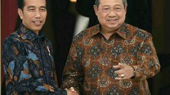 Mantan Presiden Susilo Bambang Yudhoyono (SBY) bergembira bisa berdialog langsung dengan Presiden Joko Widodo di Istana, Jakarta, Kamis (9/3).