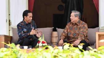 Mantan Presiden Susilo Bambang Yudhoyono (SBY) bergembira bisa berdialog langsung dengan Presiden Joko Widodo di Istana, Jakarta, Kamis (9/3).