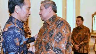 Mantan Presiden Susilo Bambang Yudhoyono (SBY) bergembira bisa berdialog langsung dengan Presiden Joko Widodo di Istana, Jakarta, Kamis (9/3).