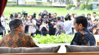 Mantan Presiden Susilo Bambang Yudhoyono (SBY) bergembira bisa berdialog langsung dengan Presiden Joko Widodo di Istana, Jakarta, Kamis (9/3).