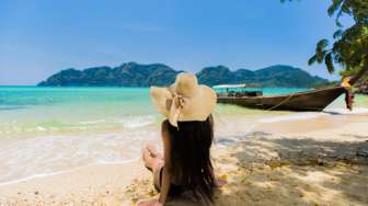 4 Tips Aman dan Nyaman Saat Liburan Sendirian ke Pantai