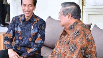 Mantan Presiden Susilo Bambang Yudhoyono (SBY) bergembira bisa berdialog langsung dengan Presiden Joko Widodo di Istana, Jakarta, Kamis (9/3).